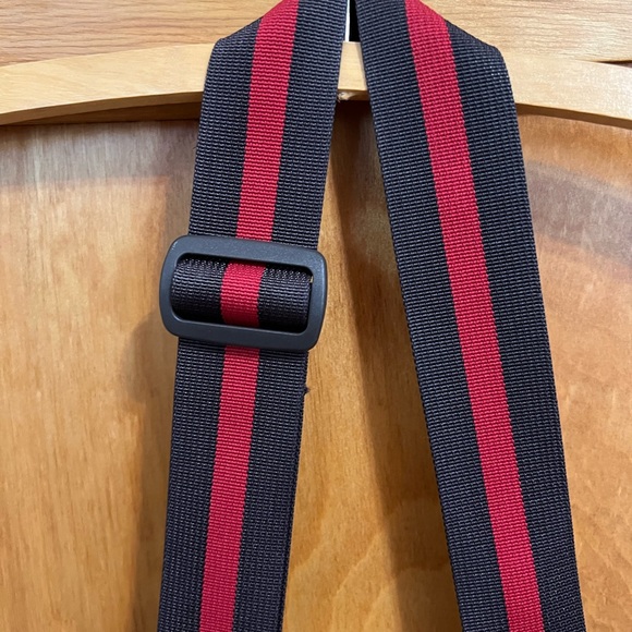 Sherpani hiking purse - Picture 3 of 5